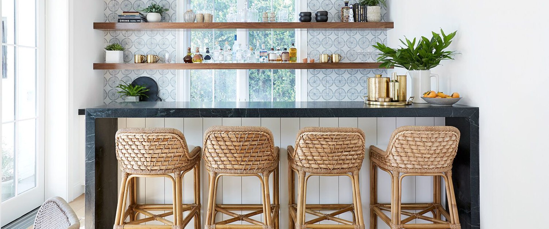 Creating a Cozy Atmosphere in Your Bar: Tips for Decor and Accessories
